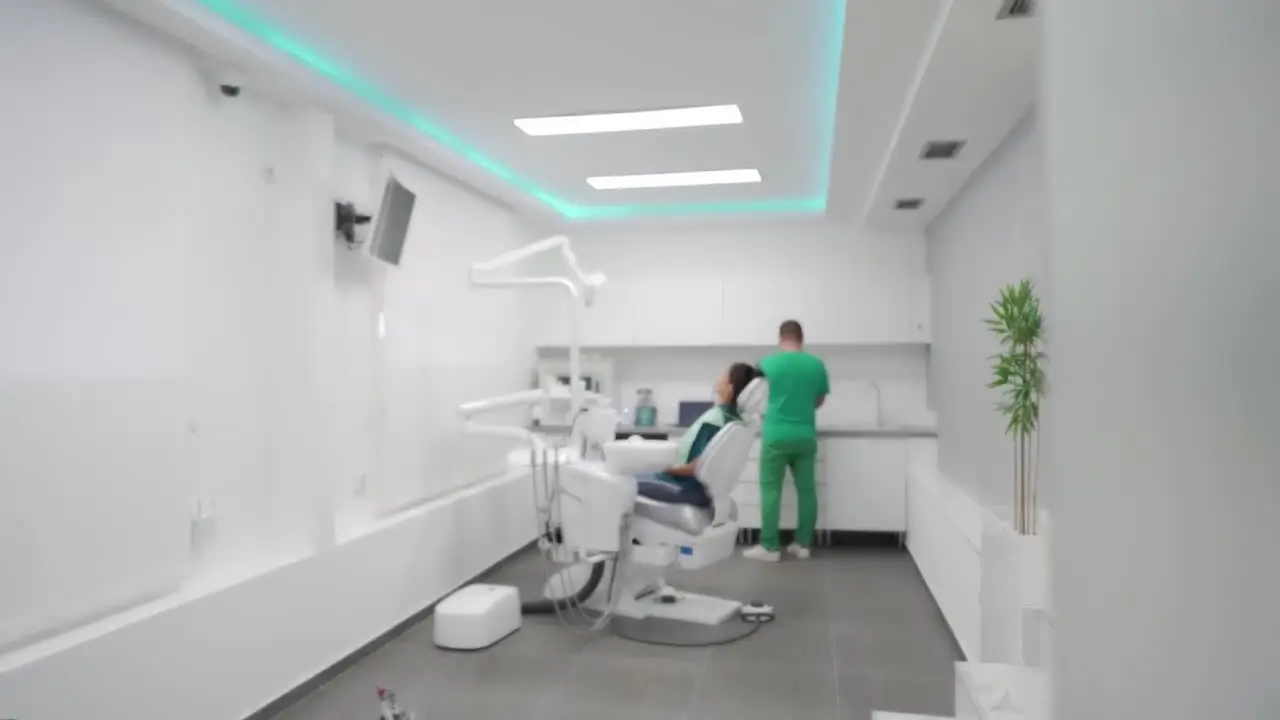 Ordinacija Vera Dental, doktor sa pacijentkinjom u stomatološkoj stolici